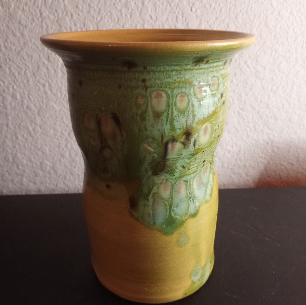 STUNNING Bar Harbor Pottery Maine 6.5" Green/Beige Drip Glaze Vase or Holder.